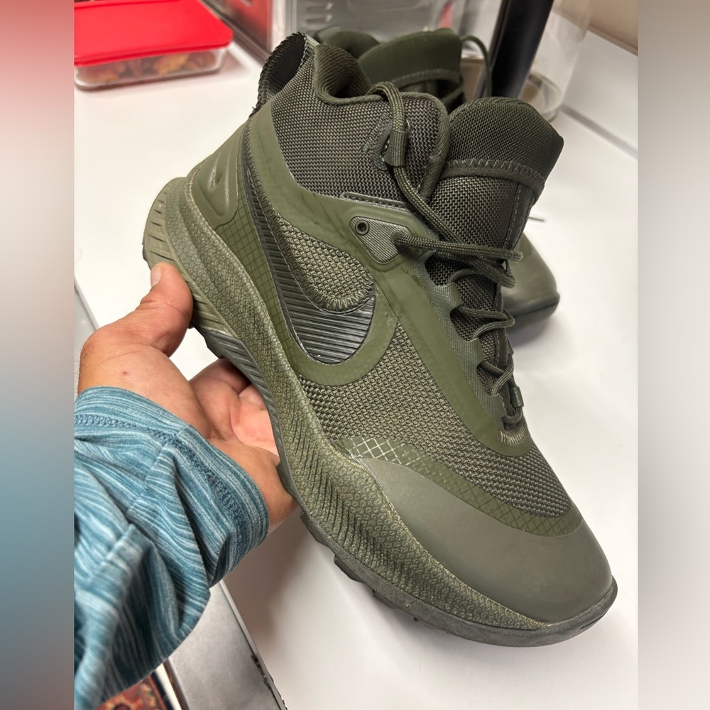 ( Been used once) Nike Men's SFS Green Athletic Shoes size 10